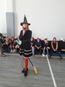 nauczycielka prezentuje swoje przebranie na bal