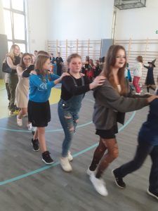 uczniowie w tańcu "Jedzie pociąg z daleka"