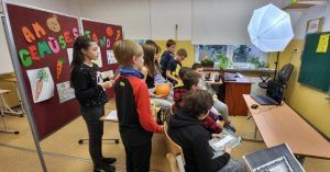 uczniowie prezentują wiersz "Na straganie" kolegom z Niemiec