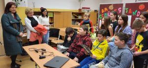 na zdjęciu grupa uczniów z nauczycielem i członkiniami klubu KIWANIS ADSUM