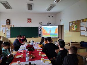 goście i uczniowie rozwiązują quiz w aplikacji Kahoot