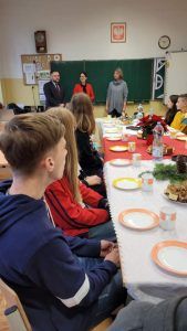 goście przemawiają do grupy wolontariuszy