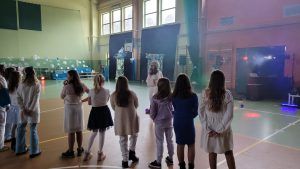 uczniowie słuchają słów pani wójt otwierającej bal międzyszkolny