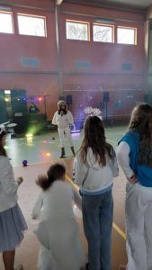 uczniowie słuchają słów pani wójt otwierającej bal międzyszkolny