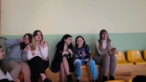 uczennice pozdrawiają fotografa