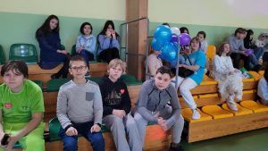 uczniowie na trybunach