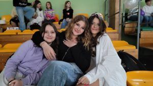 trzy koleżanki pozują do zdjęcia