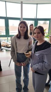 dwie uczennice zasilające fundusz WOŚP