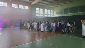 uczniowie we wspólnym tańcu