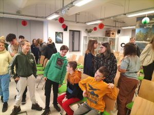 na zdjęciu grupa uczniów w sali wykładowej