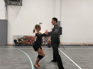 na zdjęciu para w tańcu