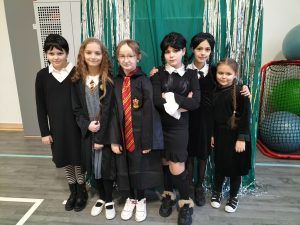 uczennice w przebraniach za postacie bajek