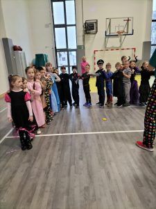 uczniowie we wspólnym tańcu - wężu