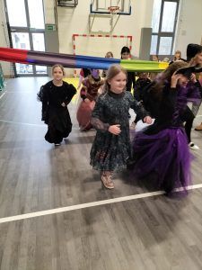 dzieci w konkurencji przechodzenia pod taśmą