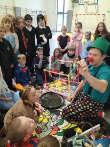 dzieci oglądają konstrukcje animatora