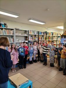 uczniowie klasy 1 składają ślubowanie