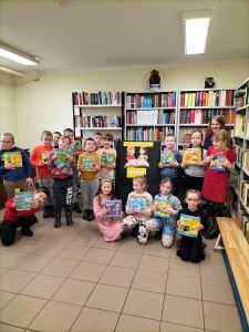 uczniowie z dyplomami i książkami