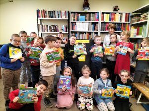 uczniowie z dyplomami i książkami