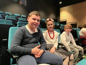 na zdjęciu troje uczniów reprezentujących naszą szkołę w konkursie