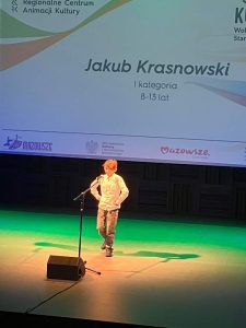 na zdjęciu uczeń wykonujący utwór muzyczny