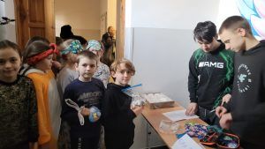 uczniowie w kolejce do wymiany baterii i nakrętek na pączki