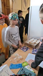 uczennica przy stoisku z pączkami