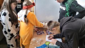 dwie uczennice odbierają pączki