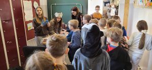 uczniowie w kolejce do wymiany baterii i nakrętek na pączki