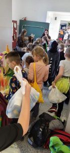 uczniowie w kolejce do wymiany baterii i nakrętek na pączki