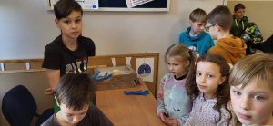 uczniowie przy stoisku z pączkami