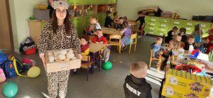 uczennica rozdaje pączki w oddziale przedszkolnym