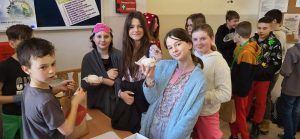 uczniowie kosztujący smakowite pączki