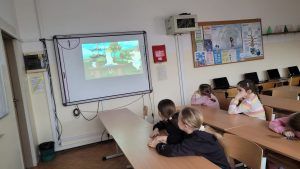 uczniowie rozwiązują quiz dotyczący bezpiecznego Internetu