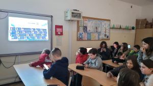 uczniowie rozwiązują quiz dotyczący bezpiecznego Internetu