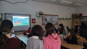 uczniowie rozwiązują quiz dotyczący bezpiecznego Internetu