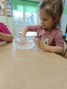 Przeprowadziły doświadczenia pokazujące, że powietrze, choć niewidzialne jest wszędzie i może skutecznie blokować dopływ wody. Dowiedziały się również, że płomień świecy bez tlenu zgaśnie.