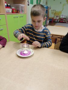 Przeprowadziły doświadczenia pokazujące, że powietrze, choć niewidzialne jest wszędzie i może skutecznie blokować dopływ wody. Dowiedziały się również, że płomień świecy bez tlenu zgaśnie.