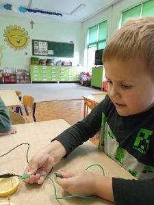 Dzieci tworzyły elektryczny obieg zamknięty, uzyskiwały prąd z cytryny korzystając z miedzianych i ocynkowanych elektrod.