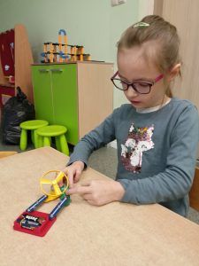 Dzieci tworzyły elektryczny obieg zamknięty, uzyskiwały prąd z cytryny korzystając z miedzianych i ocynkowanych elektrod.