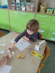 Dziecko sprawdza PH sody oczyszczonej, mleka, proszku do prania, octu i oleju.