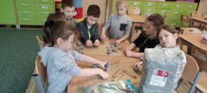 uczniowie podczas wykonywania prac w ramach projektu