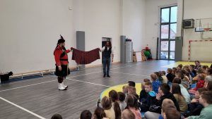 goście prezentują instrument muzyczny