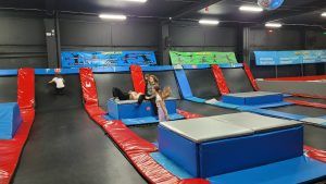 uczniowie na pasach trampolin