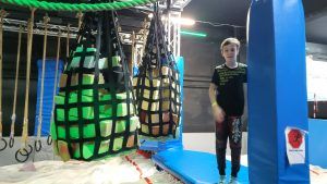 uczeń przy stanowisku z podciąganiem