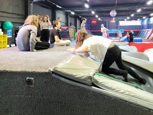 uczniowie na materacach