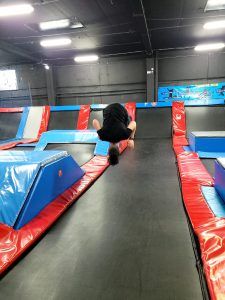 uczeń wykonuje salto