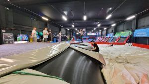 uczniowie w parku trampolin