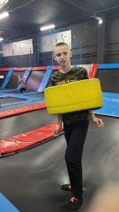 uczeń z założonym kołem na tułowiu