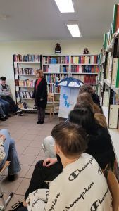 bibliotekarz prezentuje cel spotkania