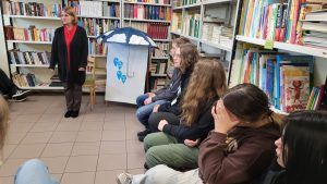 bibliotekarz prezentuje cel spotkania